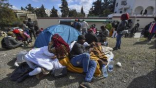 قلق دولي بشأن سلامة المهاجرين واللاجئين العالقين في تونس والحاجة الملحة للمساعدة الإنسانية