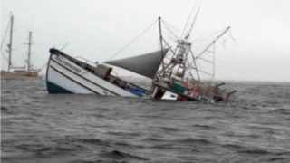 سقوط عاملي تفريغ وبحار خلال عملية التفريغ: تنسيقية تدين الظروف الصعبة التي يواجهها البحارة