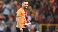 حكيم زياش يقدم مساعدة لضحايا زلزال الحوز من خلال مبادرة إنسانية رائعة