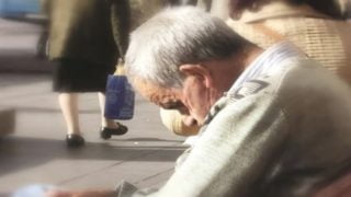 مرض الزهايمر: العبء الذي يجمع بين المرضى وأقربائهم في رحلة الأمل