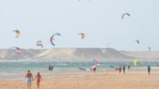 مدينة الداخلة: جوهرة الجنوب المتألقة تجذب عشاق رياضة الكايت سورف والألواح الشراعية