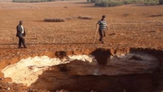 ظهور حفرة غامضة بعمق 60 متراً في ضواحي مدينة الجديدة يثير تساؤلات حول سببها وعلاقتها بالزلازل