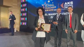مغربية تتوج بلقب أفضل أستاذة في العالم أمام 136 منافسا عالمياً
