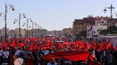 الداخلة .. مسيرة جماهيرية تندد بـ “الاعتداء الجبان” الذي استهدف مواطنين أبرياء بالسمارة