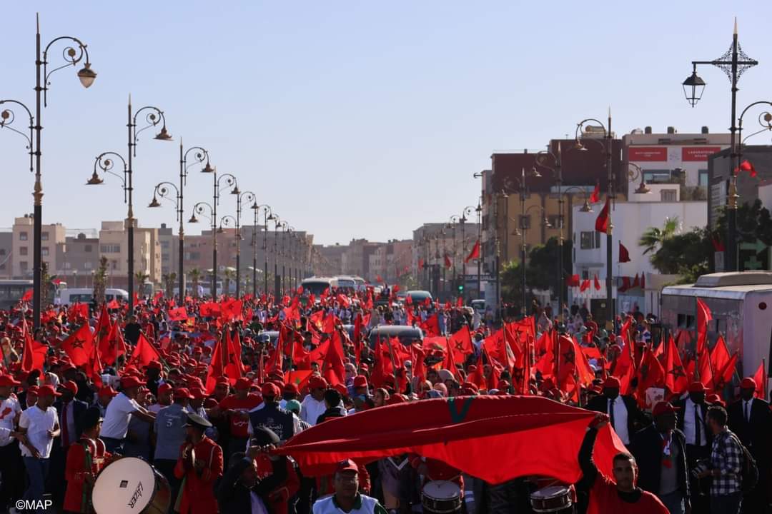 الداخلة .. مسيرة جماهيرية تندد بـ “الاعتداء الجبان” الذي استهدف مواطنين أبرياء بالسمارة