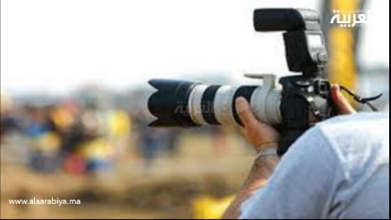 هجوم و اعتداء من طرف مجموعة من الأشخاص بسطات على مراسلين صحفيين أثناء تأديتهم لواجبهم المهني