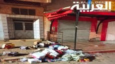 رمي النفايات بالشارع العام أمام محلات تجارية يثير غضب الساكنة المحلية ويسائل جماعة مدينة الخميسات(+صور)