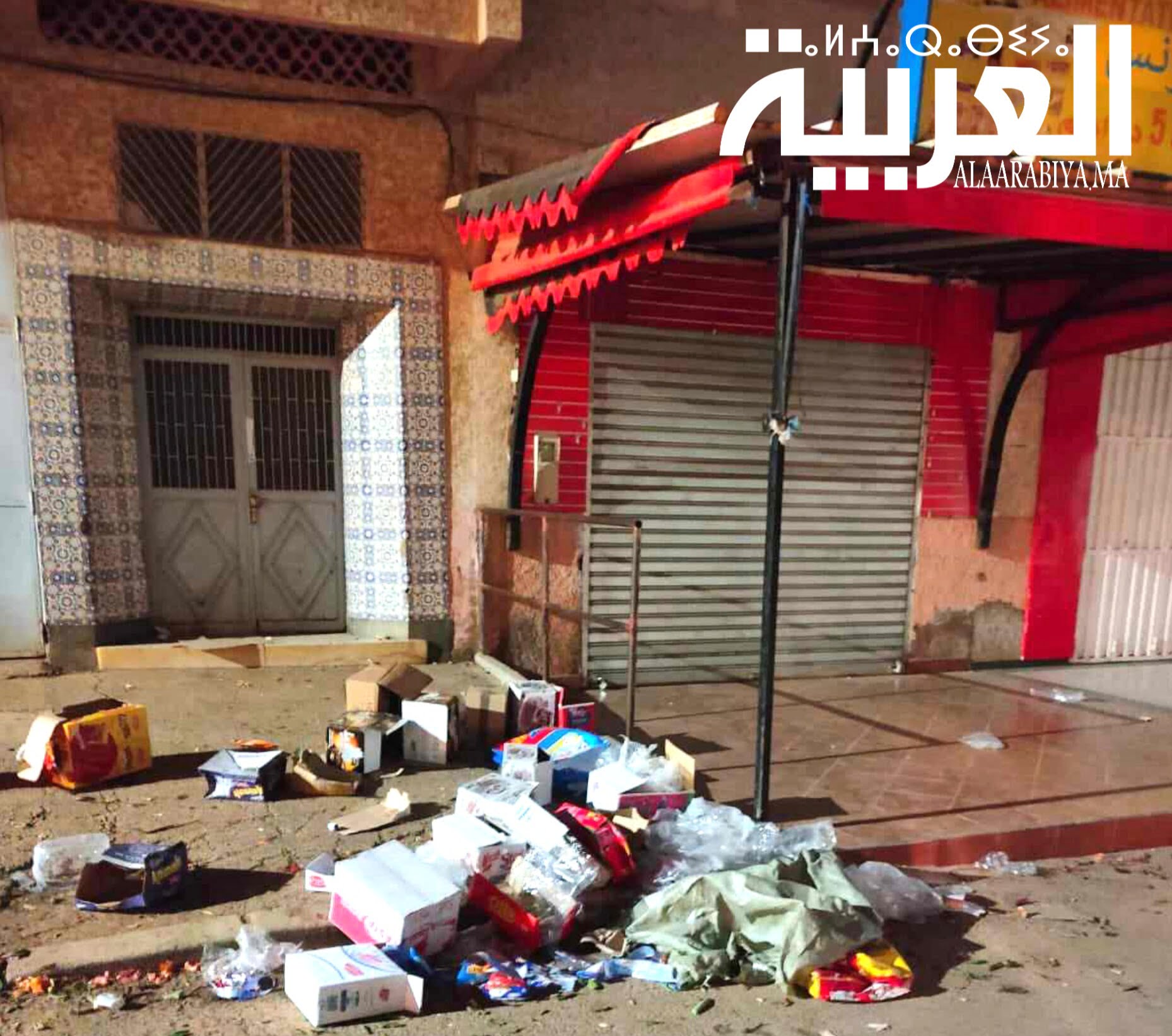 رمي النفايات بالشارع العام أمام محلات تجارية يثير غضب الساكنة المحلية ويسائل جماعة مدينة الخميسات(+صور)