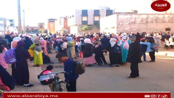 أمهات وآباء وأولياء تلاميذ بالخميسات يحتشدون في وقفة احتجاجية بسبب إضراب الأساتذة