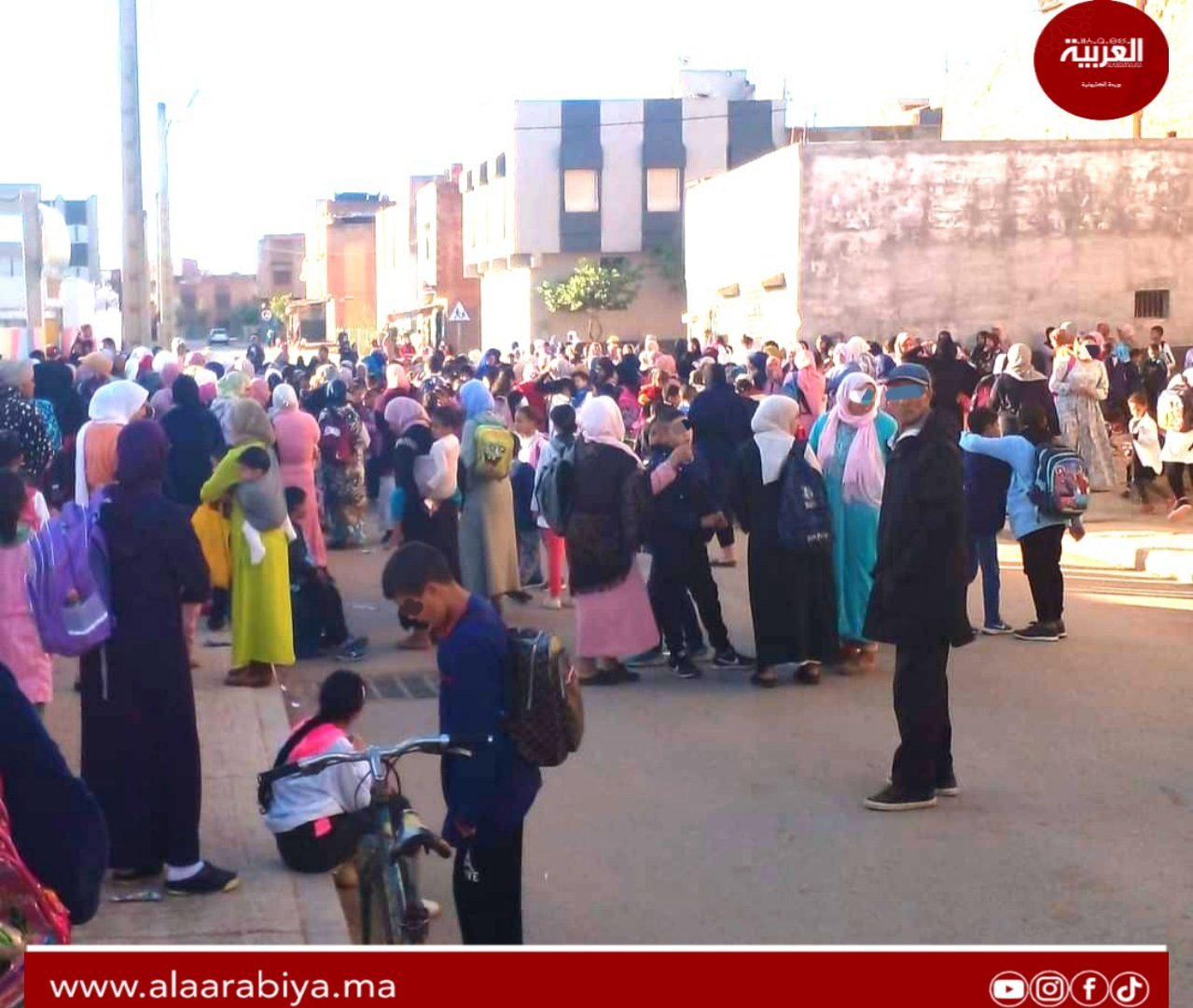 أمهات وآباء وأولياء تلاميذ بالخميسات يحتشدون في وقفة احتجاجية بسبب إضراب الأساتذة