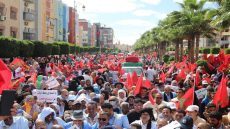 ساكنة الصحراء المغربية تخرج في مسيرة بالعيون تندد بالعمل الإرهابي الذي استهدف مدينة السمارة