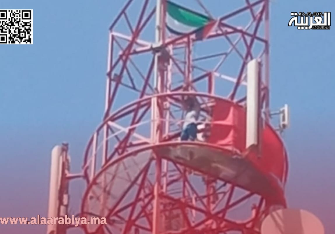 الخميسات.. شخص يتسلق لاقطا هوائيا مصحوبا بالعلمين المغربي والفلسطيني ويهدد بالإنـتـ.حار 