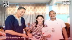 العداءة الواعدة دنيا جعفر تكرم خلال حفل التميز الرياضي بالخميسات