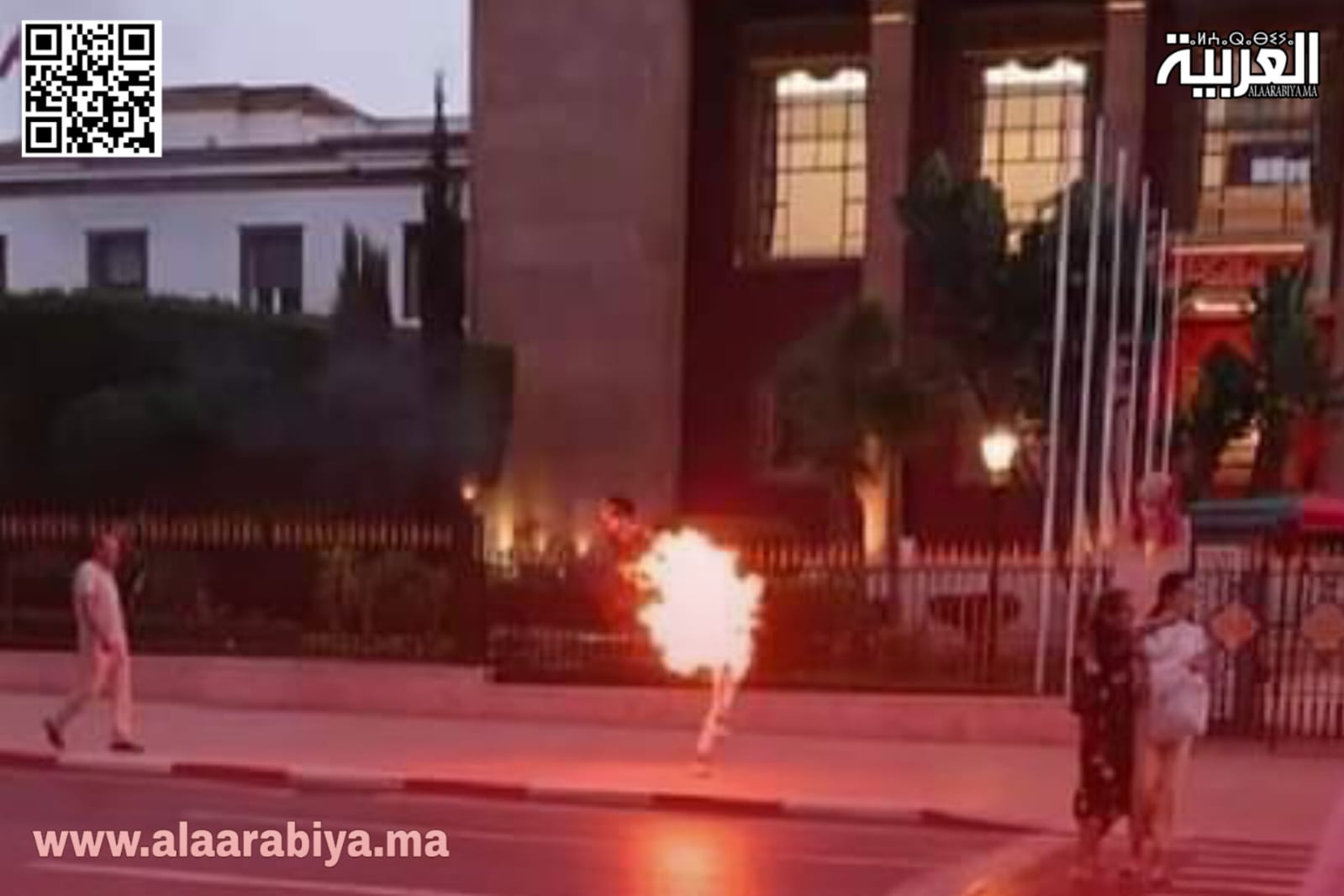 بذلة محامي تنقذ حياة شاب أشعل النار في جسده أمام البرلمان بالعاصمة الرباط