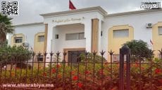 رئيس جماعة قروية ضواحي تيفلت يعلق صورة لشقيقه الأكبر الراحل داخل مكتبه.. وقائد المنطقة في خبر كان!