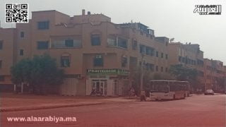 محطات حافلات ألزا .. مواطنو حي أزلي بمراكش يستنكرون غياب الواقيات الشمسية.