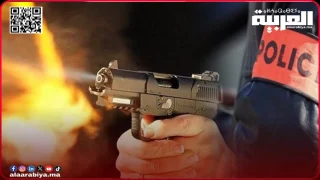 شرطي يستعمل سلاحه الناري