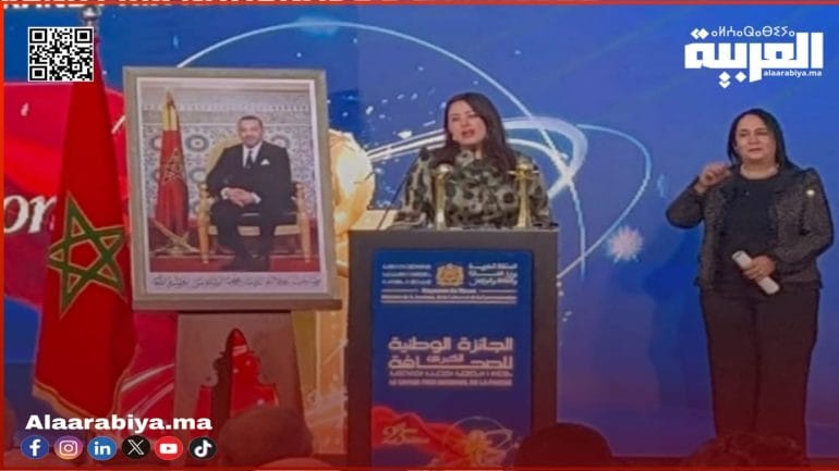 تتويج الباحثة نبيلة قميمي من تكوين الدكتوراه “الصحافة والإعلام الحديث” بكلية اللغات والآداب والفنون – جامعة ابن طفيل بالقنيطرة بالجائزة الكبرى للصحافة صنف الإذاعة 2025