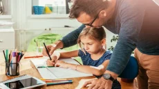 المذاكرة بين الماضي والحاضر: جدل الواجبات المنزلية… هل هي ضرورة تربوية أم عبء عائلي؟