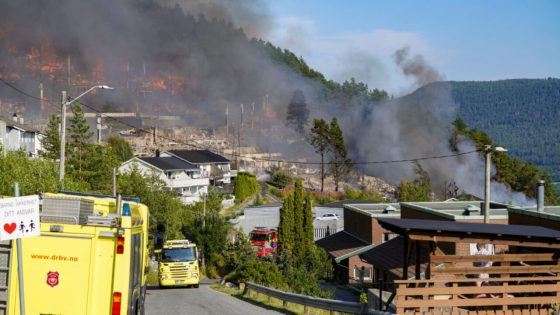 Drammen 20260717. Storbrann som har spredt seg fra rekkehus ved Krokstadelva i Drammen.
Foto: Thomas Fure / NTB